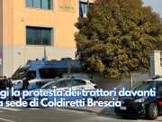 La protesta dei trattori davanti alla sede di Coldiretti Brescia