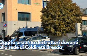 La protesta dei trattori davanti alla sede di Coldiretti Brescia