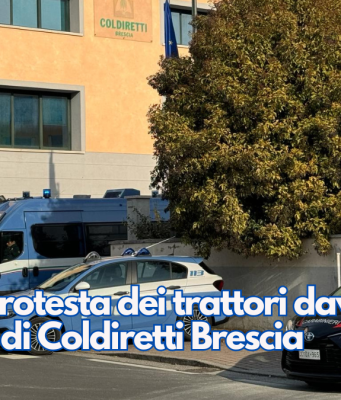 La protesta dei trattori davanti alla sede di Coldiretti Brescia