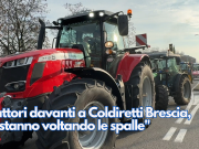 Trattori davanti a Coldiretti Brescia, “ci stanno voltando le spalle”