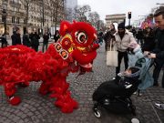 Festa di primavera, persone in tutto il mondo celebrano Anno del drago