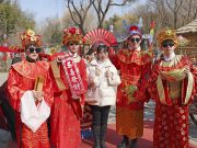 Cina: persone indossano costumi tradizionali per Capodanno lunare