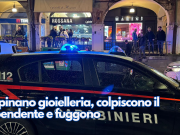 Rapinano gioielleria, colpiscono il dipendente e fuggono