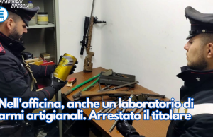 Nell’officina, anche un laboratorio di armi artigianali. Arrestato il titolare