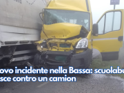 Nuovo incidente nella Bassa: scuolabus finisce contro un camion