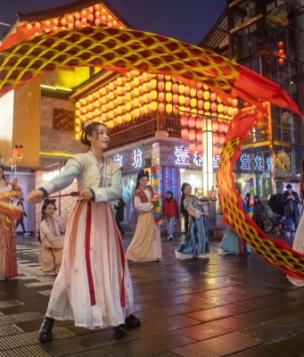 Cina-Italia: abiti tradizionali cinesi riemergono come trend di moda