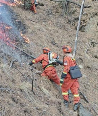 Cina: lotta a un incendio boschivo nel Sichuan