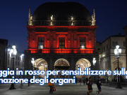 Loggia in rosso per sensibilizzare sulla donazione degli organi