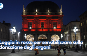 Loggia in rosso per sensibilizzare sulla donazione degli organi