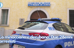 Lo minacciano e derubano. Due 28enni arrestati