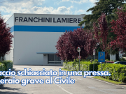 Braccio schiacciato in una pressa. Operaio grave al Civile