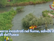In barca incastrati nel fiume, salvati dai Vigili del Fuoco