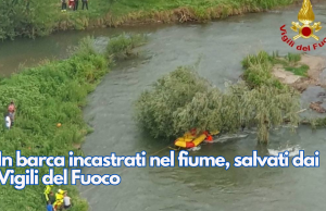 In barca incastrati nel fiume, salvati dai Vigili del Fuoco