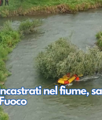 In barca incastrati nel fiume, salvati dai Vigili del Fuoco
