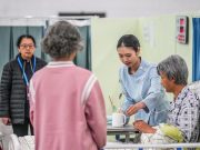 Cina: chiesta promozione “internet plus” per potenziare assistenza anziani