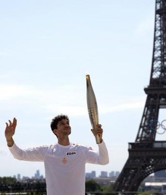 Francia: continua a Parigi la staffetta della torcia olimpica