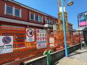 Cade da un ponteggio e sbatte la testa. Grave un 50enne