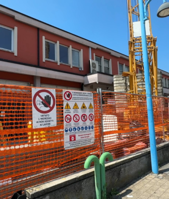 Cade da un ponteggio e sbatte la testa. Grave un 50enne