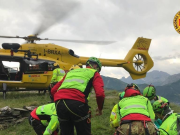 Precipita da una cascata per 45 metri. Morta una guida alpina