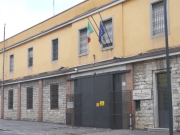 Canton Mombello, detenuto prende a pugni un Ispettore di Polizia