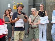 Il flash mob a Canton Mombello, “Fare promesse è pericoloso, servono fatti”