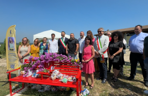 “La panchina rossa per Yana” domina i vigneti della Perla del Garda