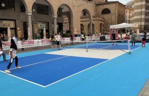 In piazza Vittoria alla scoperta di nuovi sport, dal citytennis al pickleball