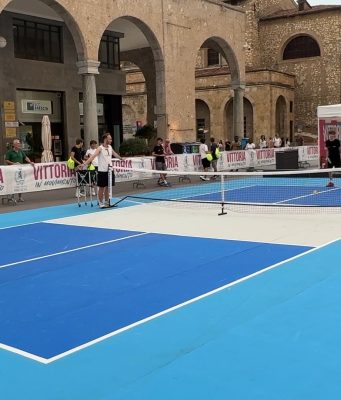In piazza Vittoria alla scoperta di nuovi sport, dal citytennis al pickleball