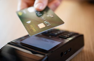 Si danno allo shopping con la carta di credito rubata. Arrestati