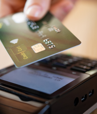 Si danno allo shopping con la carta di credito rubata. Arrestati