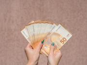 Trovano quasi 2.000 euro per terra e li consegnano alla Polizia