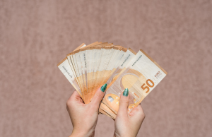 Trovano quasi 2.000 euro per terra e li consegnano alla Polizia