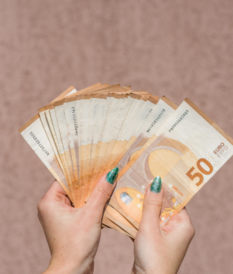 Trovano quasi 2.000 euro per terra e li consegnano alla Polizia