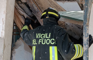 Crolla la soletta. Morto impreditore edile, grave un operaio