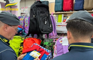 Sequestrati zaini e astucci irregolari, Multe fino a 240mila euro