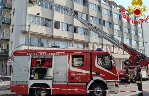 Incendio in una palazzina: 21 persone evacuate, 17 intossicate