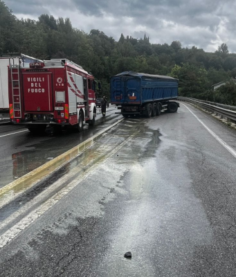 Incidente e gasolio sull’asfalto. Giornata da incubo sulla Gardesana