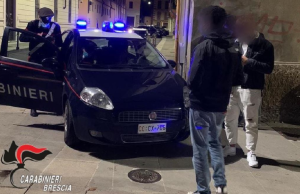 Tentano una rapina e pestano la vittima. Arrestati due minorenni