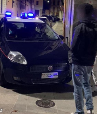 Tentano una rapina e pestano la vittima. Arrestati due minorenni