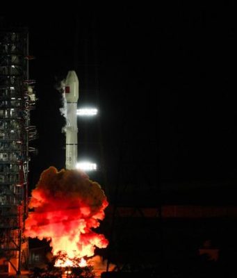 Cina: lancia terzo satellite per servizi Internet in orbita alta