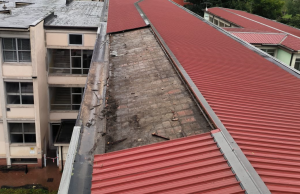 Danneggiato dal vento il tetto della scuola Foscolo a Brescia