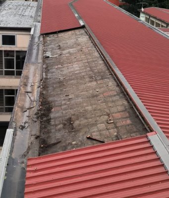 Danneggiato dal vento il tetto della scuola Foscolo a Brescia