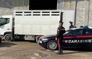 Forza il posto di blocco con il camion. Inseguimento in Franciacorta