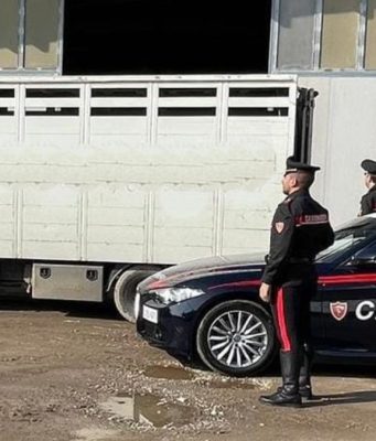 Forza il posto di blocco con il camion. Inseguimento in Franciacorta