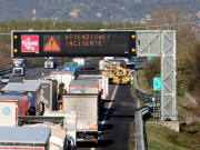 Mattina da incubo in A4 per un incidente con 30 persone coinvolte