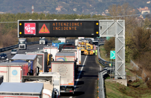 Mattina da incubo in A4 per un incidente con 30 persone coinvolte
