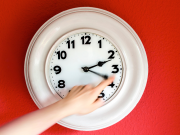 Torna l’ora solare. Fra sabato e domenica lancette indietro di un’ora
