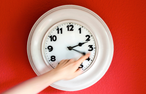 Torna l’ora solare. Fra sabato e domenica lancette indietro di un’ora