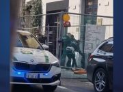 Spacca una vetrina a testate e importuna i passanti. Arrestato