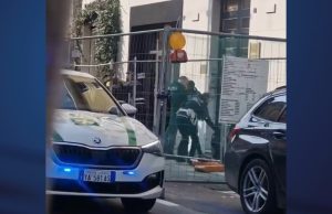 Spacca una vetrina a testate e importuna i passanti. Arrestato